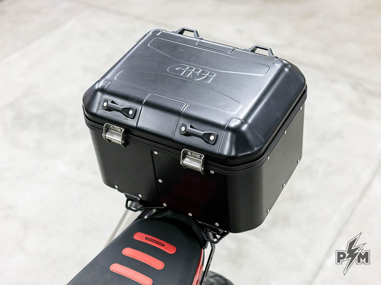 Givi Trekker 46l top case on BMW F900GS - Perunmoto