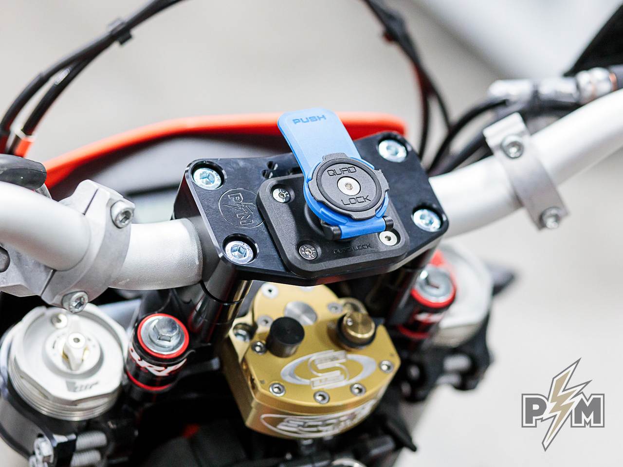 QuadLock phone mount on Norden 901 - Perunmoto