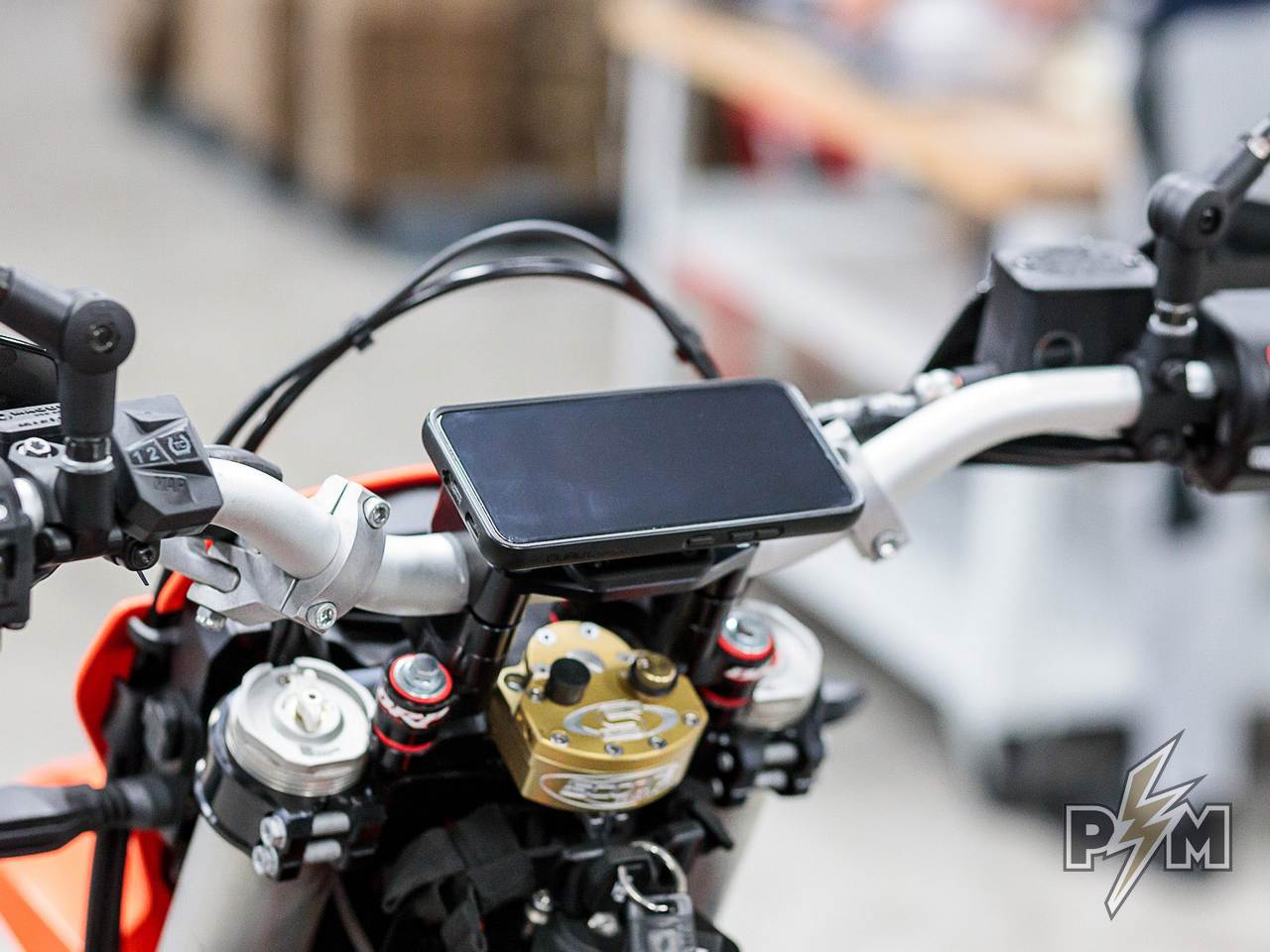 QuadLock phone mount on Norden 901 - Perunmoto